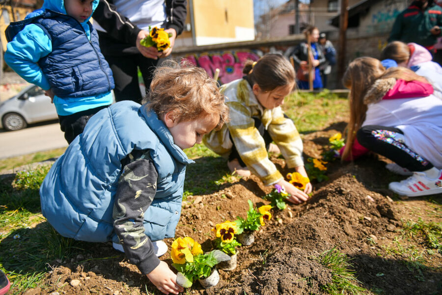Proljećna subota u Banjaluci: Sunce, cvijeće, dječiji osmjesi i radna akcija