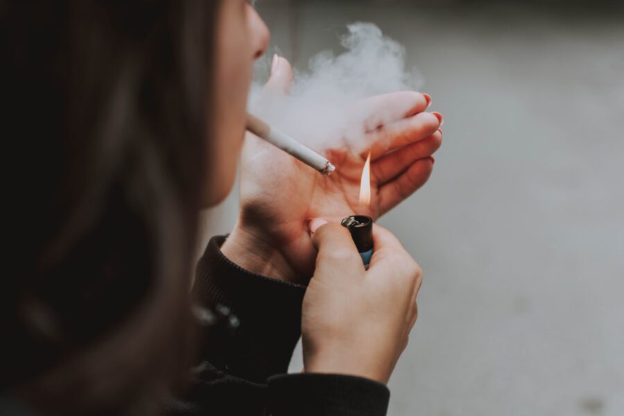 NAJSTROŽIJI ZAKON Cigarete među mladima u Britaniji uskoro prošlost