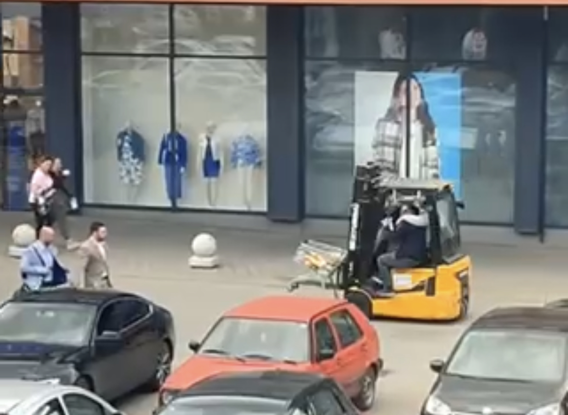 “Samo u Banjaluci” Kolica iz marketa prenosi na viljuškaru (VIDEO)