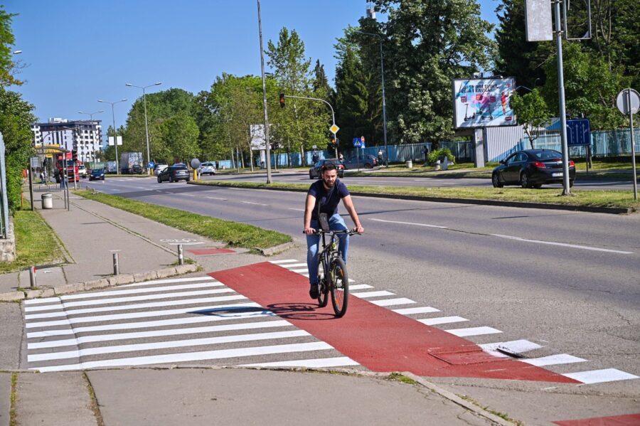 SEDMICA MOBILNOSTI Grad Banjaluka poklanja parking za bicikle za pet zajednica etažnih vlasnika