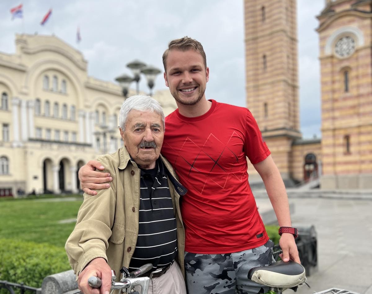 JAKA PORUKA IZ BANJALUKE! Stanivuković kupio bicikl od dede koji je na njemu došao iz Srbije, NOVAC IDE MALOM VUKANU