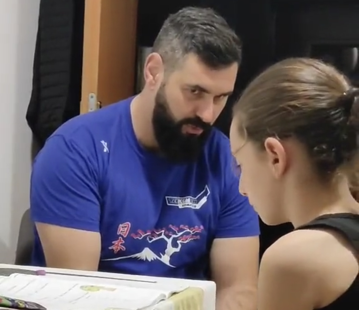 “KAKO BONA PUTA TRI” Video oca i kćerke koji vježbaju matematiku postao hit (Video)