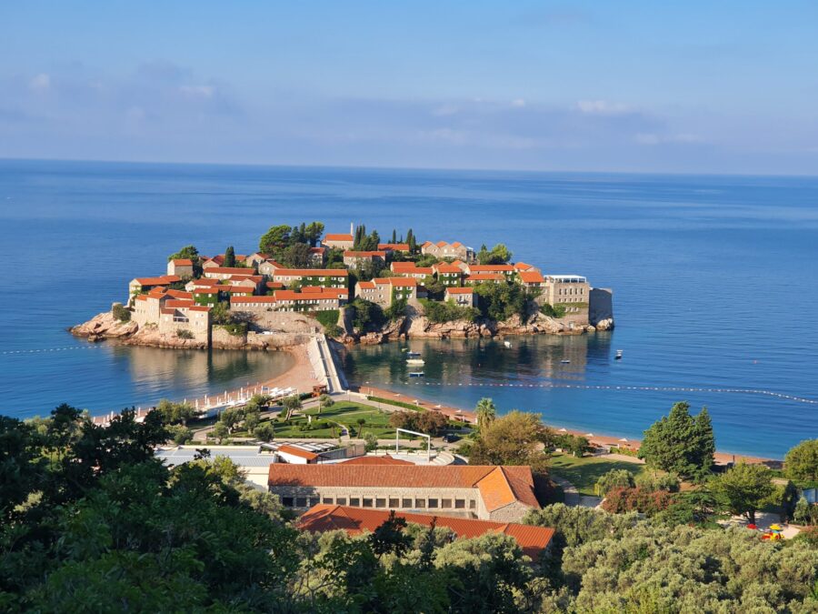 GUBE TURISTE ZBOG VISOKIH CIJENA Crna Gora nade polaže u špic i post turističku sezonu