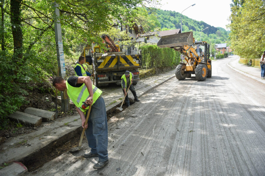RADNICI NA TERENU Mještani nekoliko ulica dobijaju novi asfalt