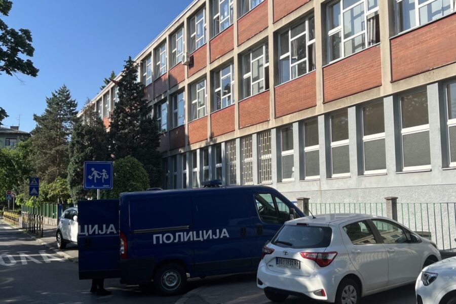 Dojave o bombi u više od 100 škola širom Srbije