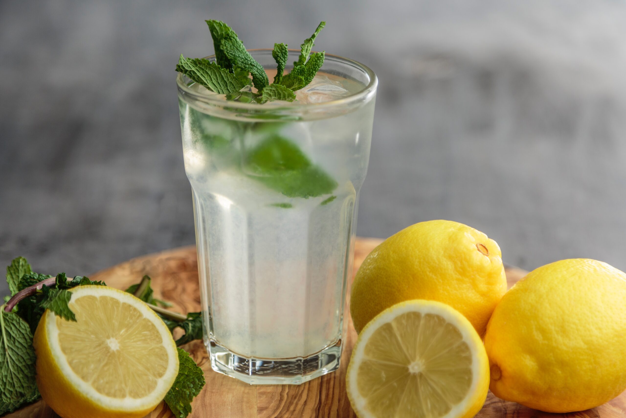 IMAJU ZDRAVSTVENE BENEFITE U čemu je razlika između limunade i vode sa limunom