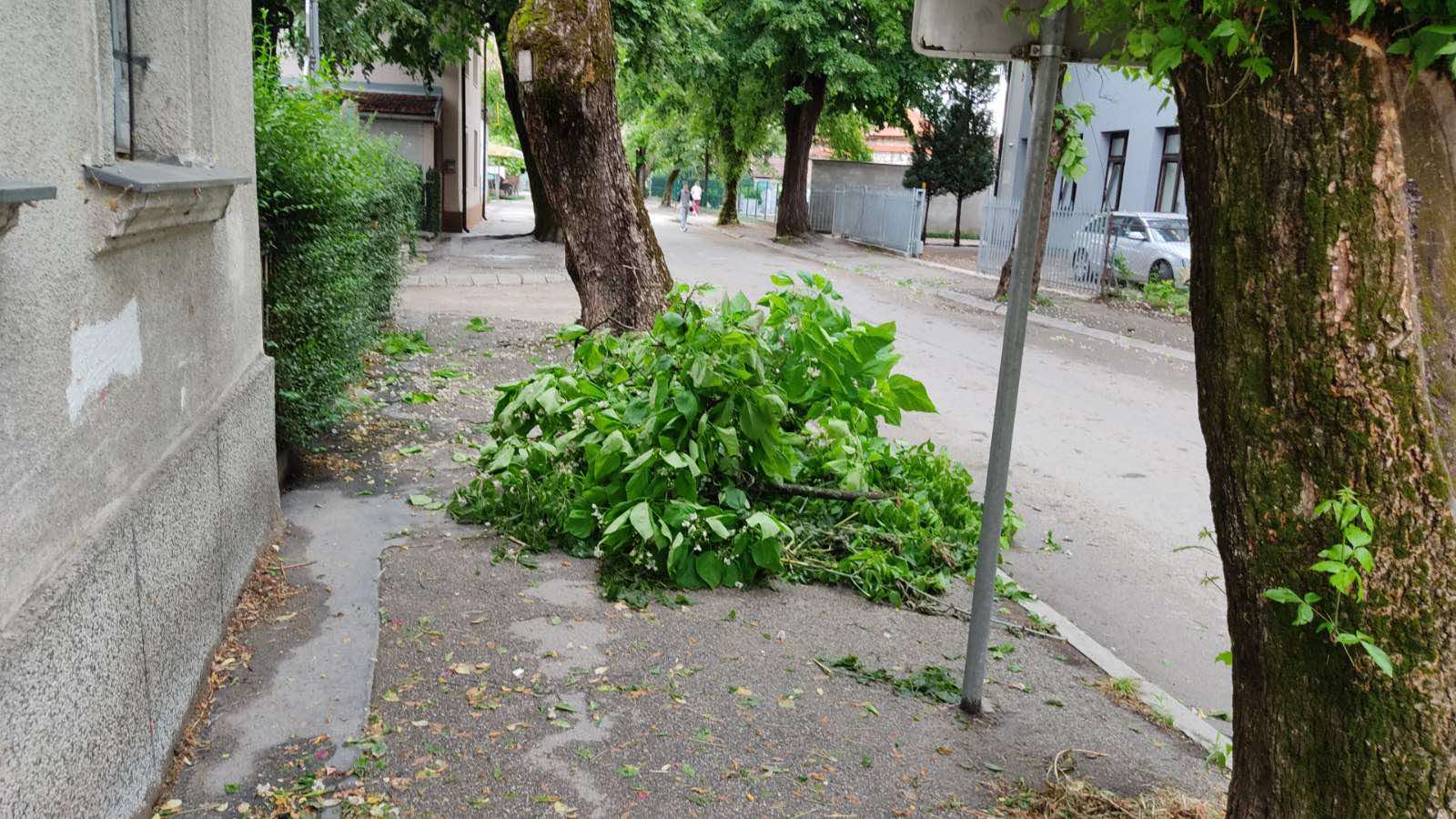 AMS Srpske: Jaki udari vjetra otežavaju odvijanje saobraćaja