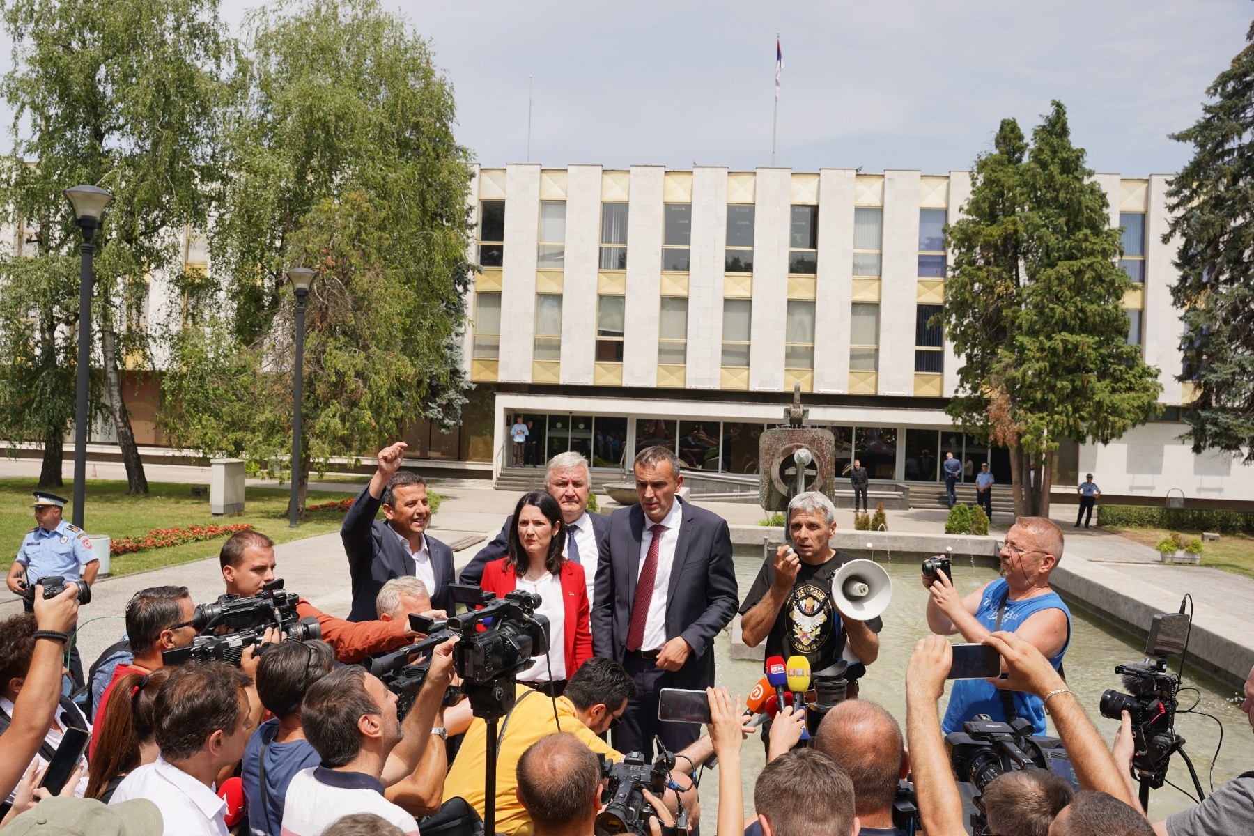 Nezadovoljni borci ispred parlamenta Srpske, pridružili im se članovi opozicije (VIDEO, FOTO)