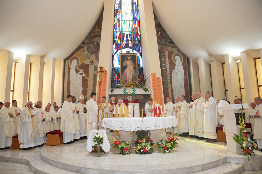 Katolički vjernici proslavili dan sv. Bonaventure a nadbiskup Komarica 50 godina svešteničkog poziva FOTO