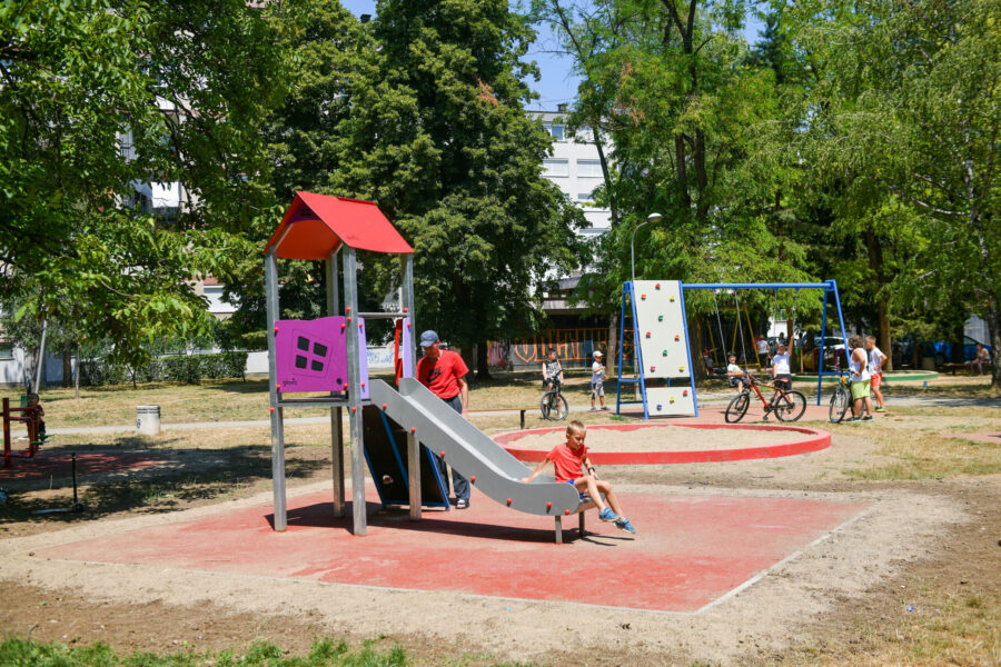 Obnovljeno dječije igralište u Obilićevu (FOTO)