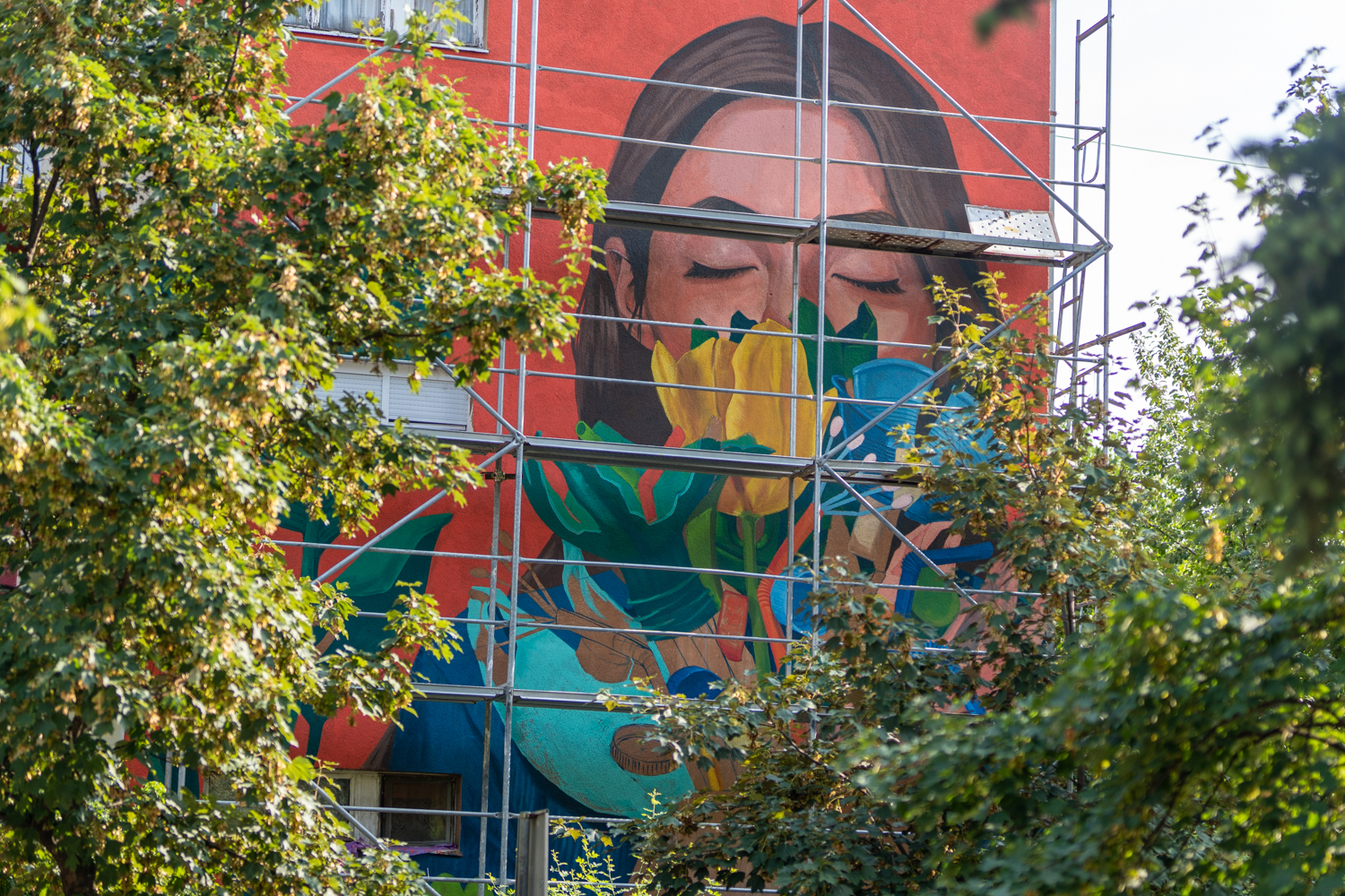 ŽENA SA BUKETOM PLASTIKE Novi mural u centru Banjaluke nosi važnu poruku