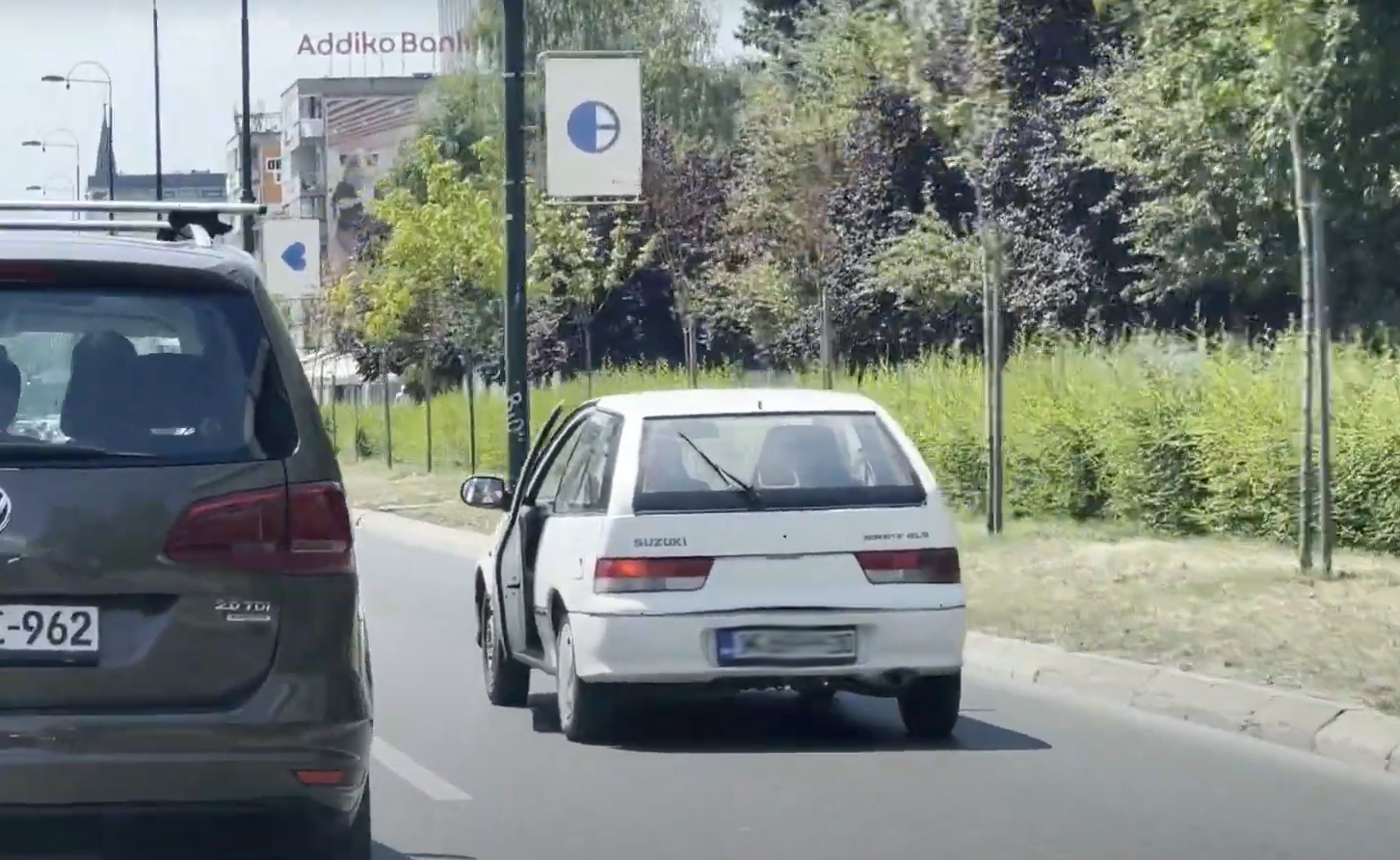 PAROLA SNAĐI SE Toliko je vruće da vozač u Sarajevu vozi otvorenih vrata