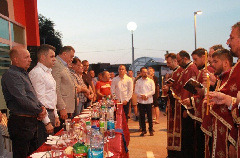 BEZ KOMENTARA Dodik i sedam sveštenika otvorili benzinsku pumpu na Manjači