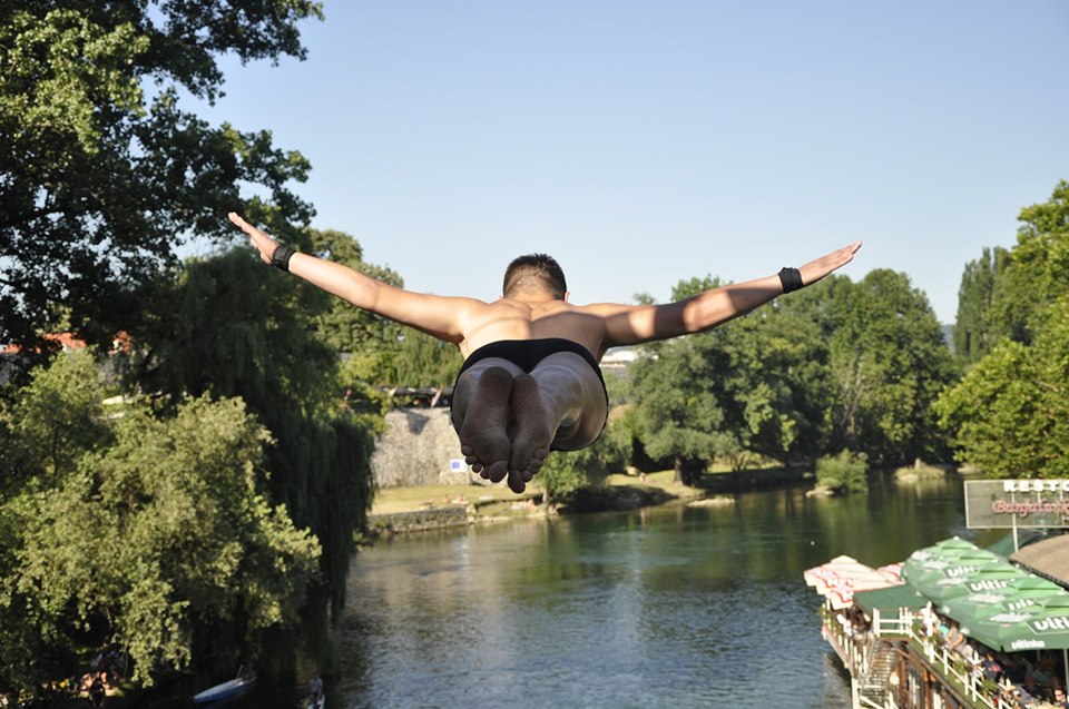 Počinje “Ljeto na Vrbasu”: Danas tradicionalni skokovi sa Gradskog mosta u Banjaluci