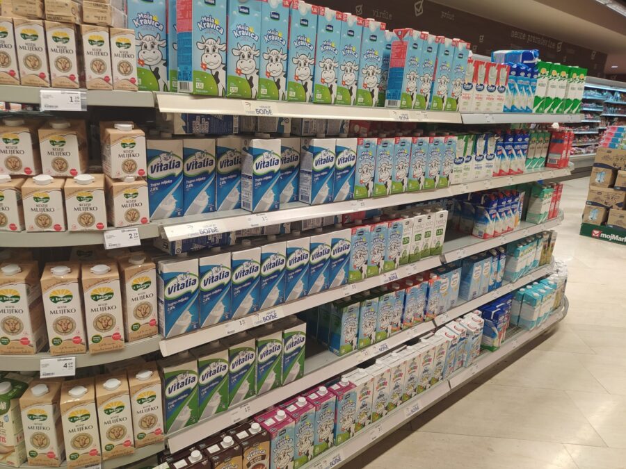 MOGUĆE KUPITI KARTON ILI DVA U mnogim marketima u RS prodaja mlijeka ograničena