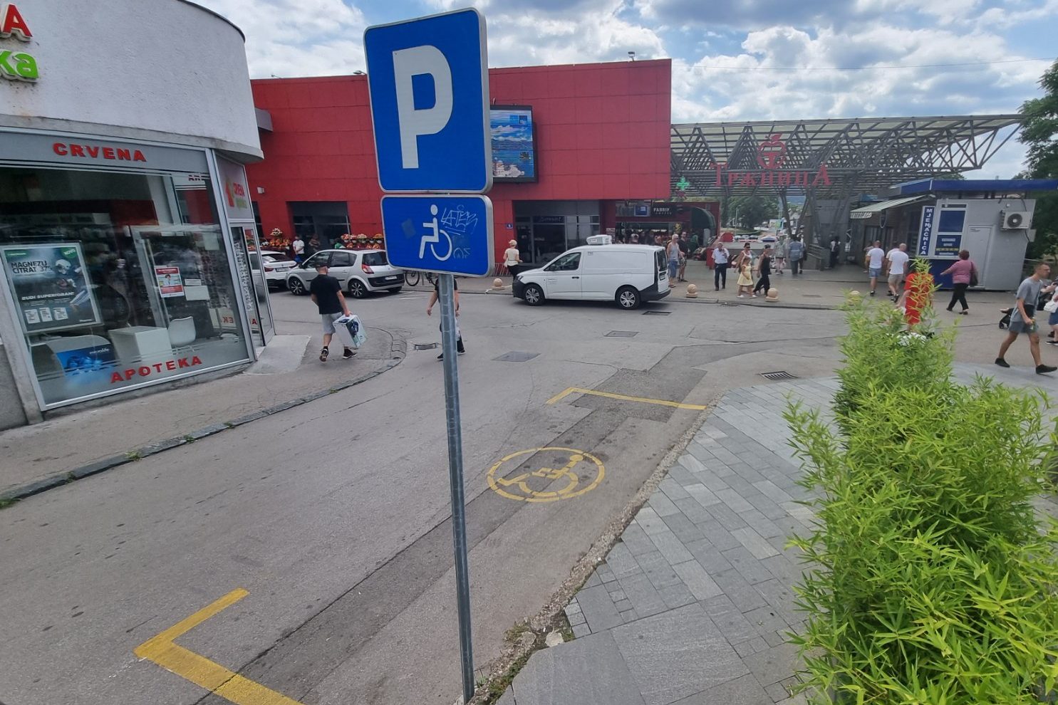 Evo koliko je ljudi kažnjeno za parkiranje na mjesto za lica s invaliditetom