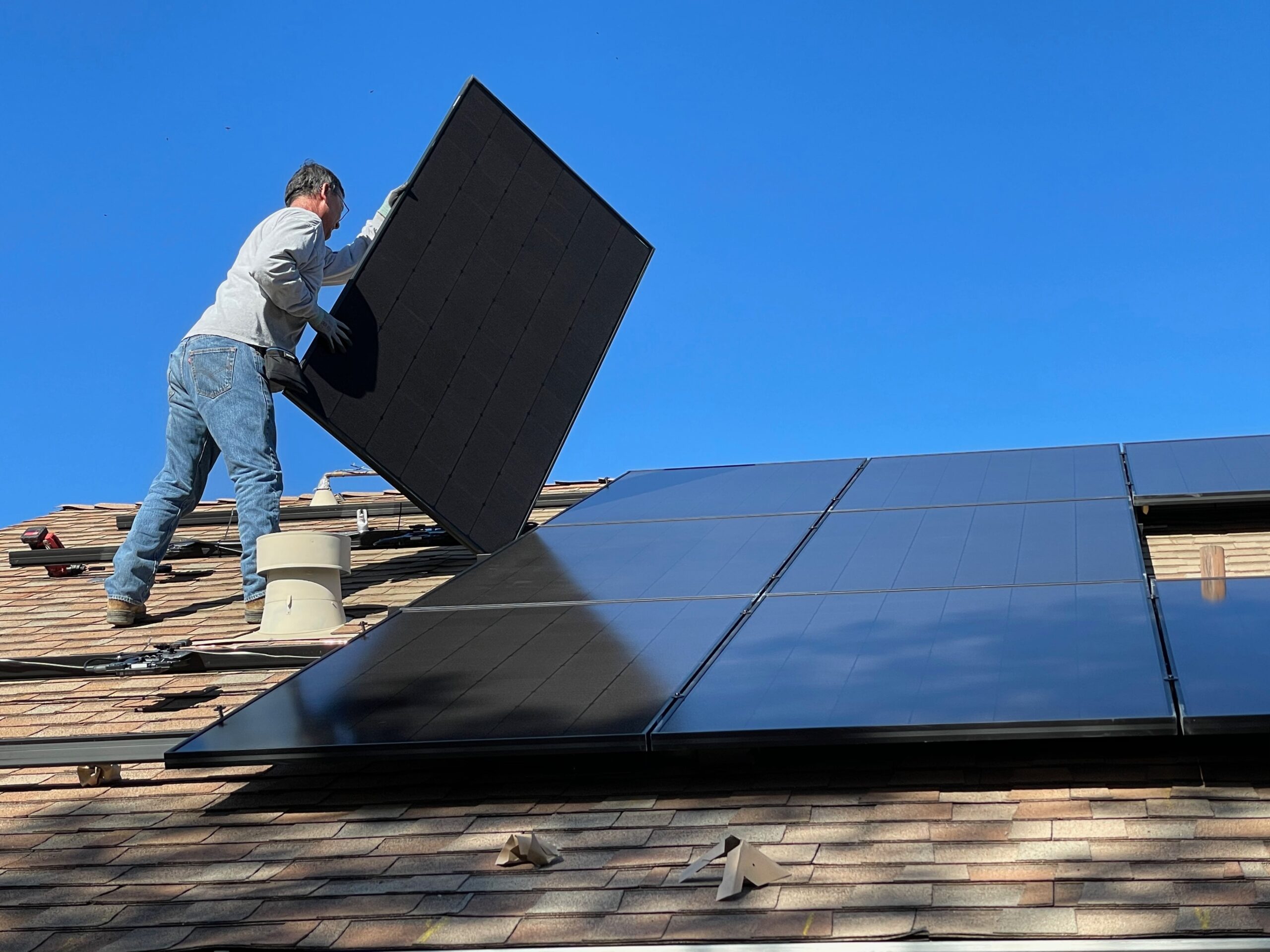 USKLADITI PROPISE Projekat ugradnje solarnih panela na krovove građana na čekanju