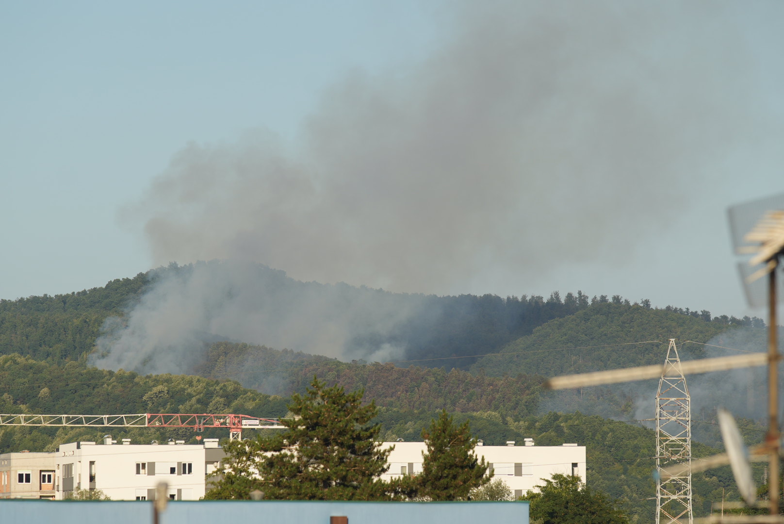 DOMAĆINSTVA NISU UGROŽENA Vatrogasci i dalje gase požar na Vrbanjskim brdima