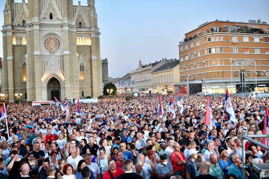 Obiljležavanje godišnjice “Oluje”: Trg slobode u Novom Sadu prepun građana FOTO