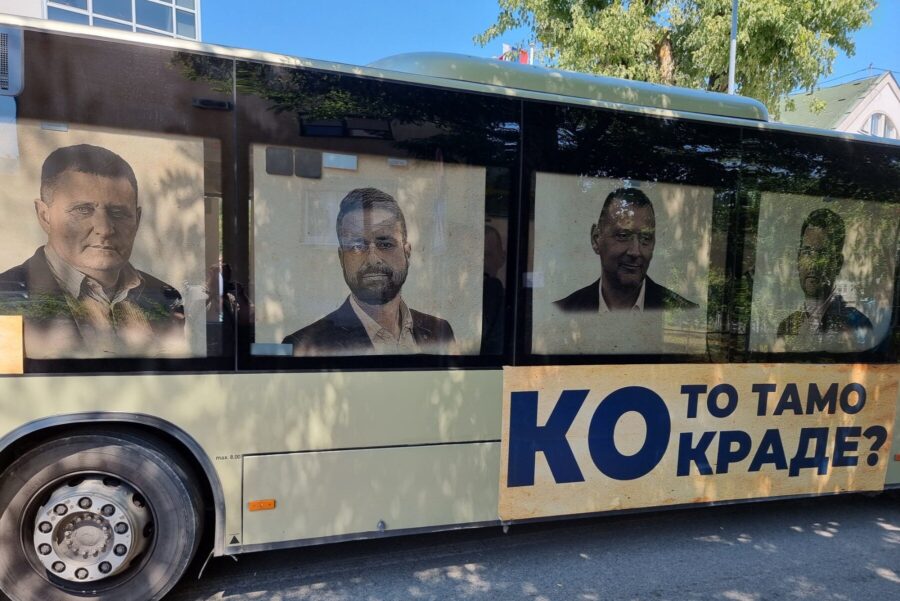 STANIVUKOVIĆ ISPUNIO OBEĆANJE Autobus za KPZ Tunjice dovezao pred SNSD-ovu centralu FOTO