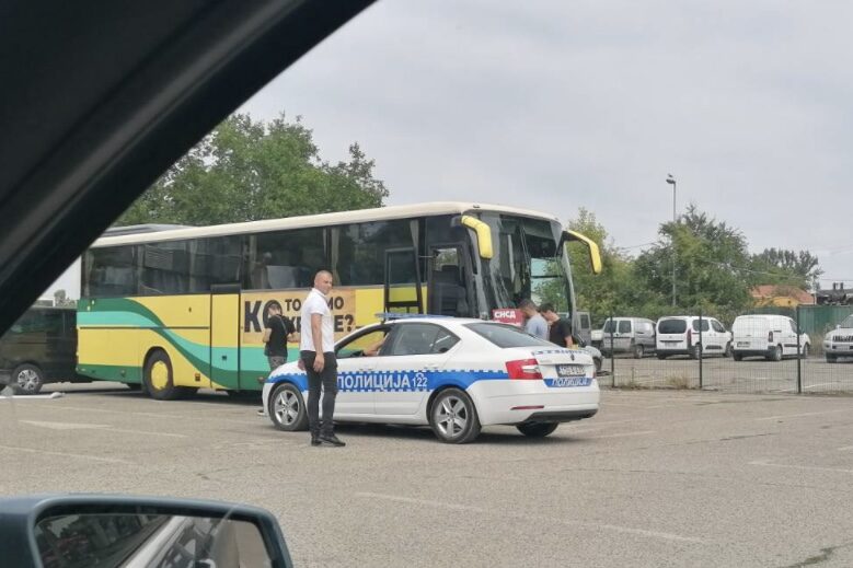 Policija ne dozvoljava autobusu KO TO TAMO KRADE da krene prema UKC