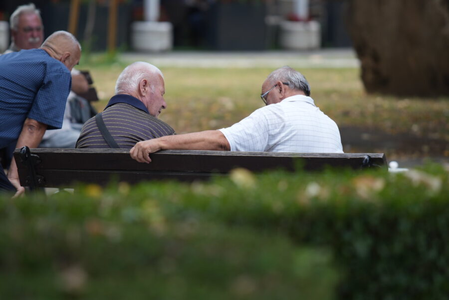 ZAPOSLENI U BROJIM OBLASTIMA Građani Srpske se češće rade i u penziji