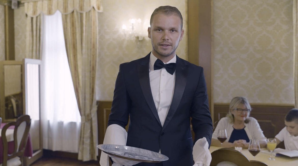 STANIVUKOVIĆ PONOVO IZNENADIO Ovaj put u spotu u ulozi konobara (VIDEO)