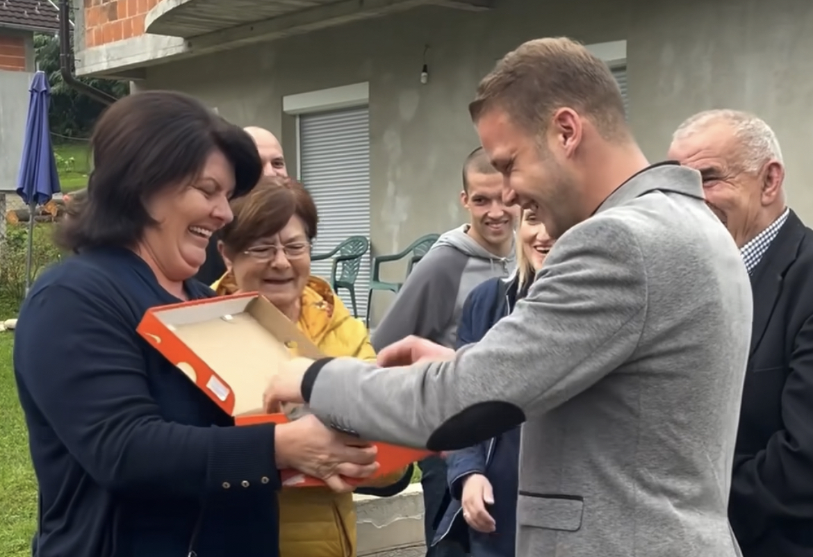 NEVJEROVATNA ZAHVALNICA MJEŠTANA Konačno dobili asfalt, gradonačelniku poklonili opanke da ih baci (VIDEO)