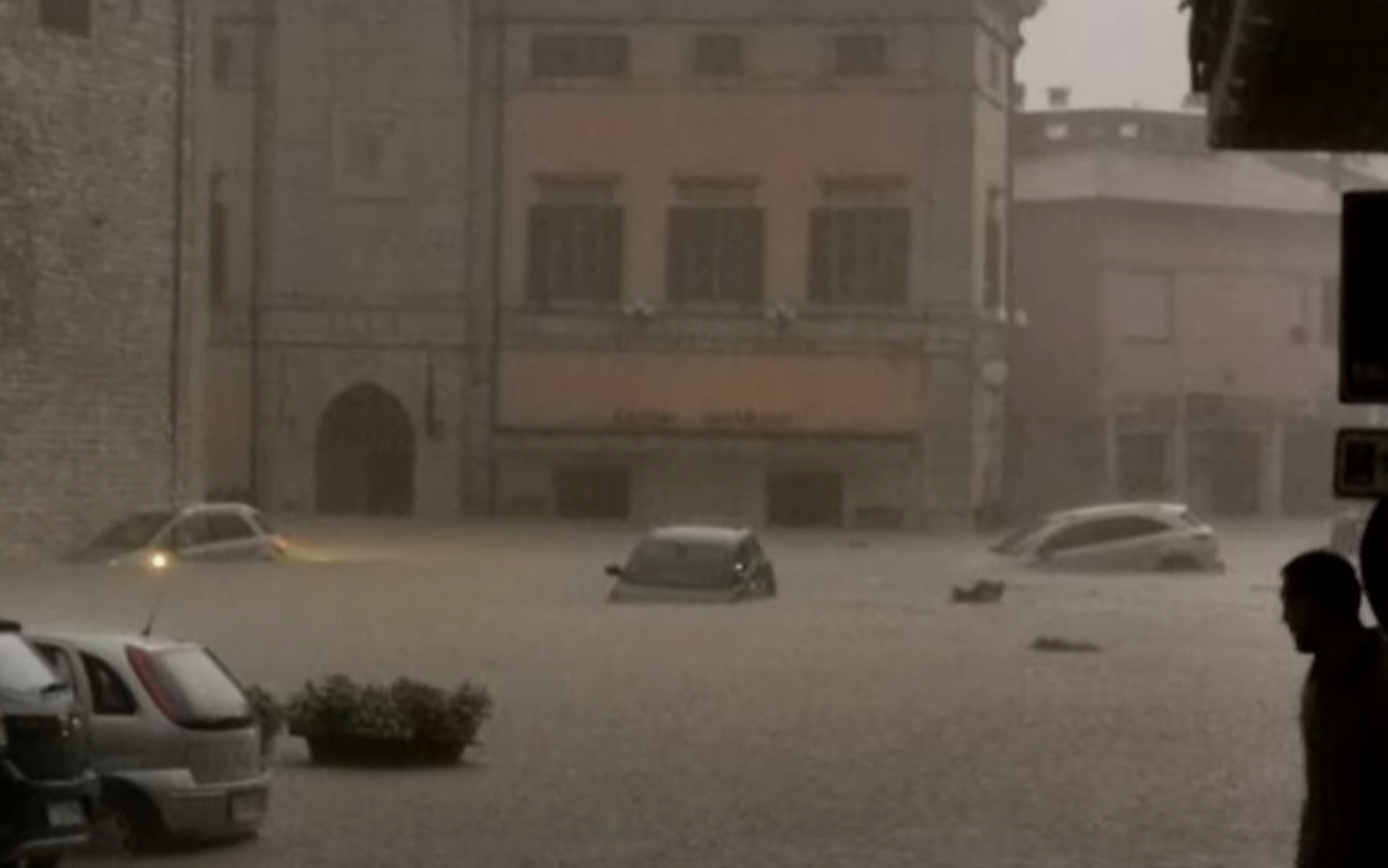 APOKALIPTIČNI PRIZORI Poplave u Italiji odnijele sedam života, među nestalima i dijete