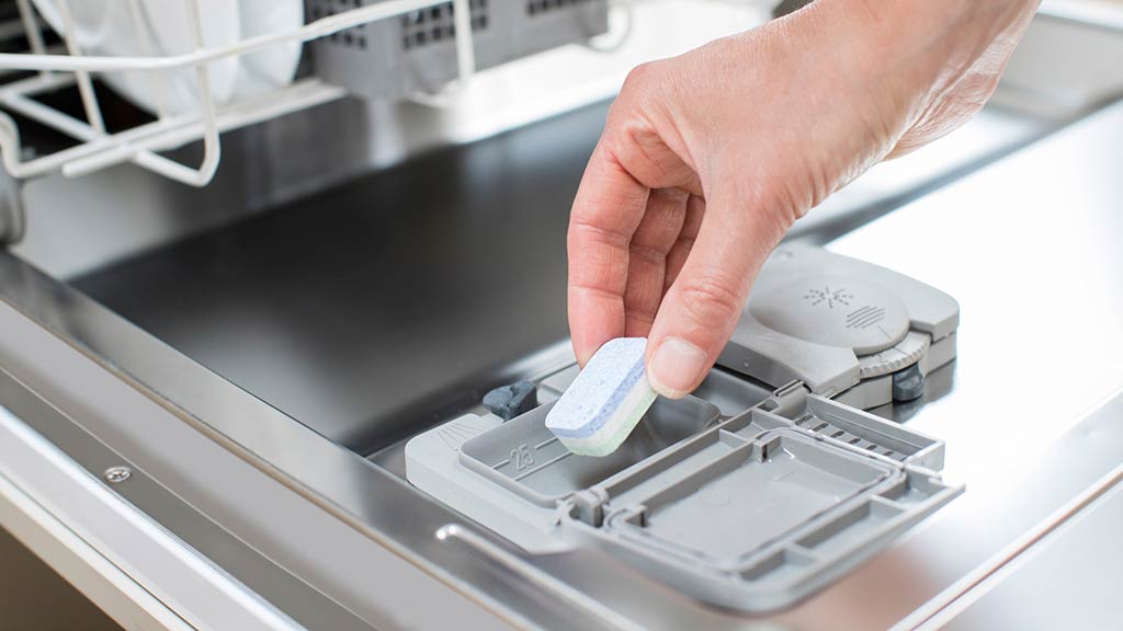 MULTIFUNKCIONALNI ČISTAČ Tabletom za mašinu za suđe očistite više stvari