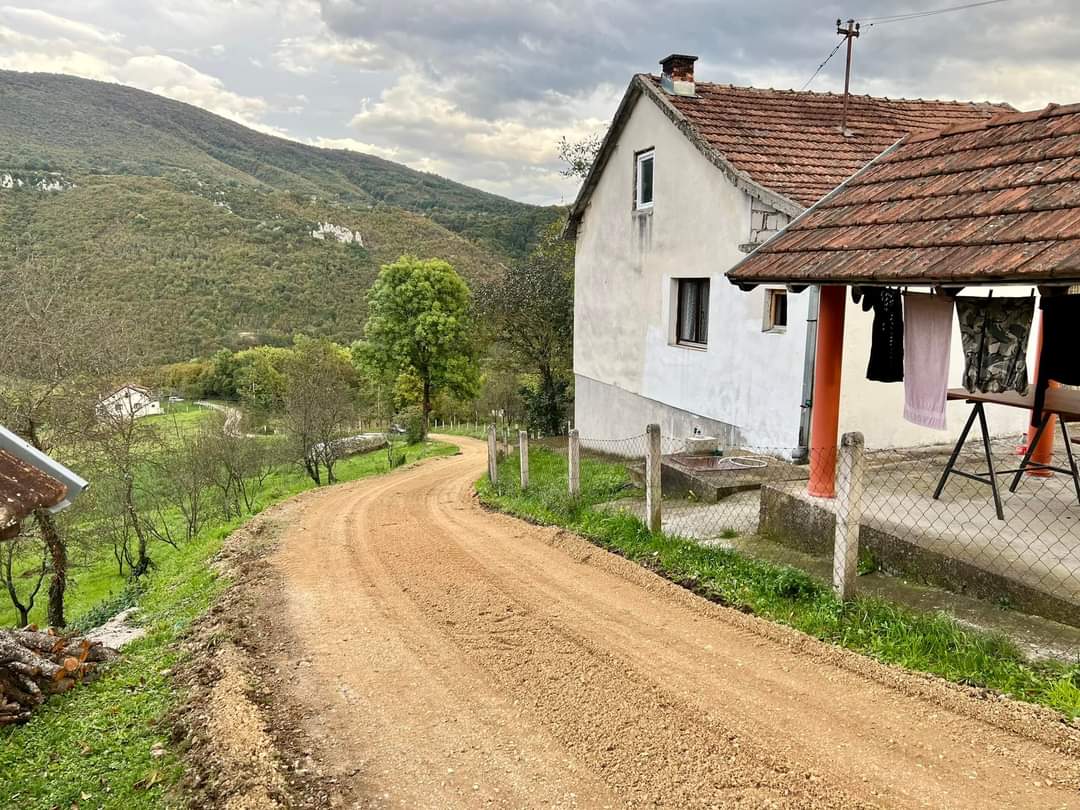 MJEŠTANI SREĆNI ZBOG POČETKA RADOVA Stiže asfalt u Kečare u Donjim Kolima
