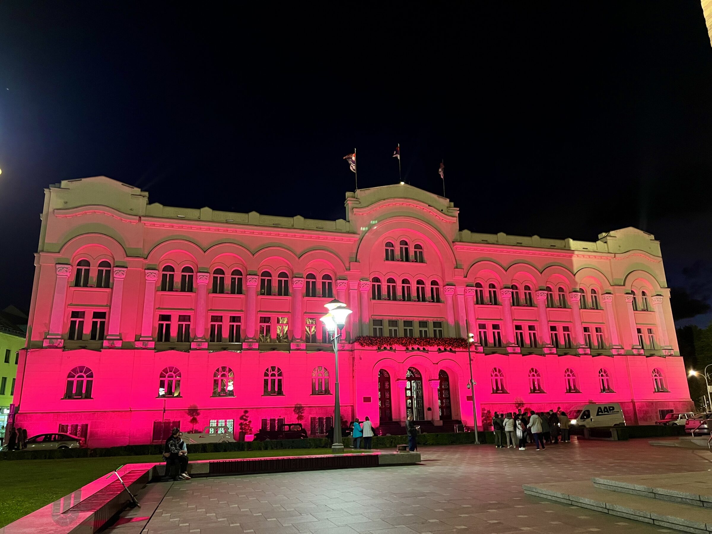 Obilježavanje mjeseca borbe protiv karcinoma dojke: Gradska uprava simbolično u roze boji (FOTO)