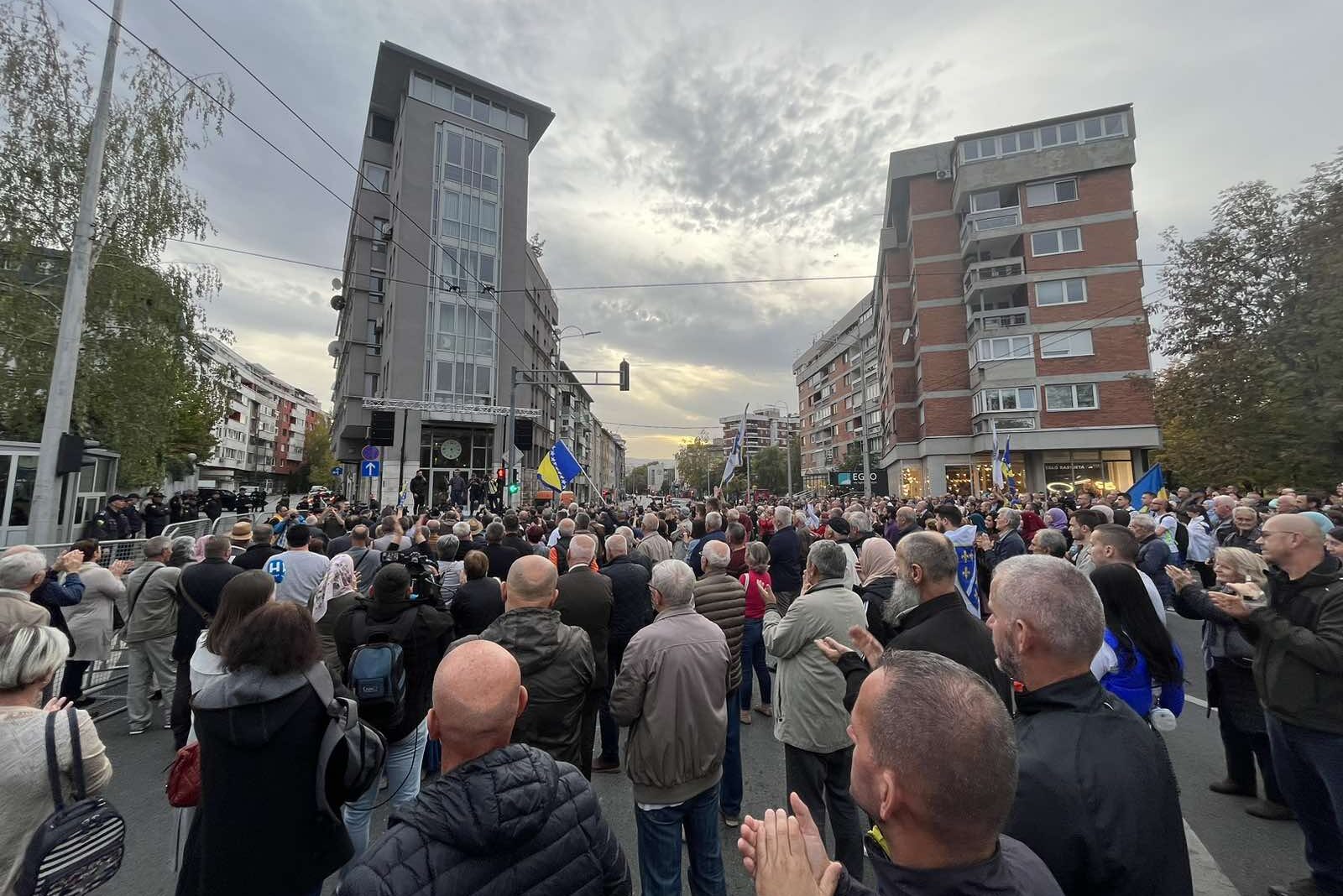 Građani Sarajeva pred OHR-om tražili da Šmit povuče nametnute izmjene Izbornog zakona