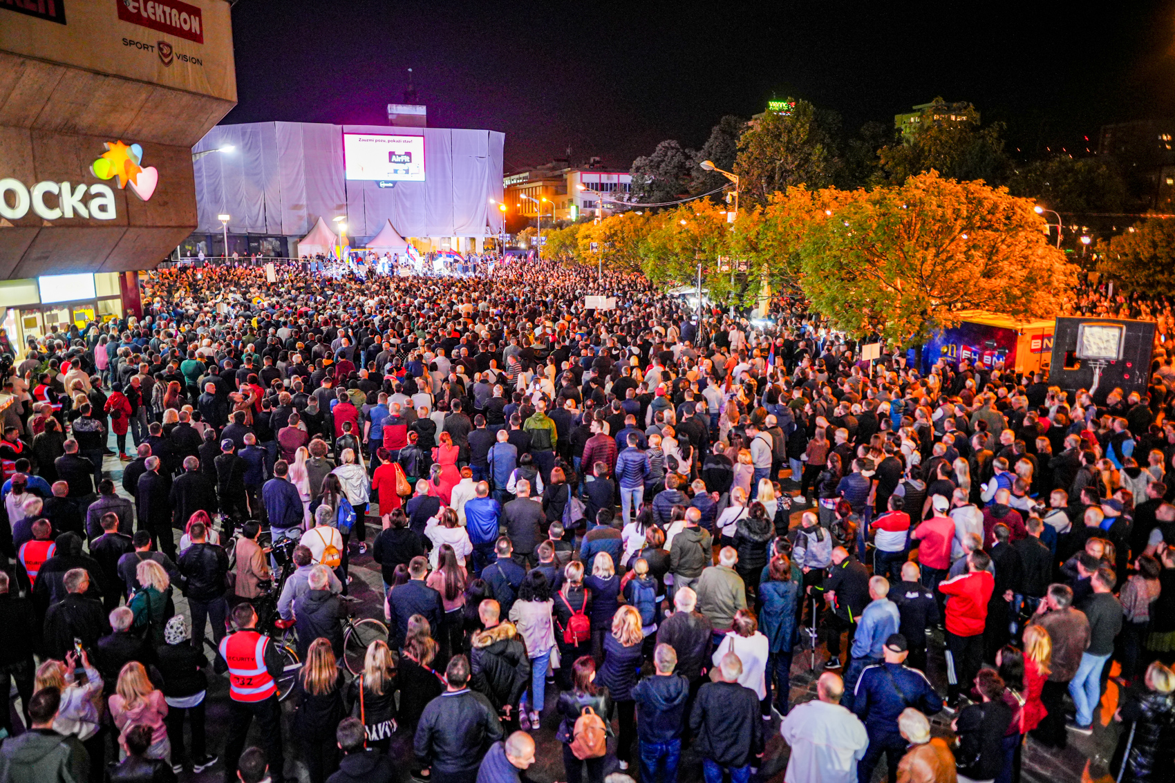 “JELENA, JELENA” Održan protest na Trgu Krajine, Borenović poručuje da se okupilo 30.000 građana (FOTO, VIDEO)