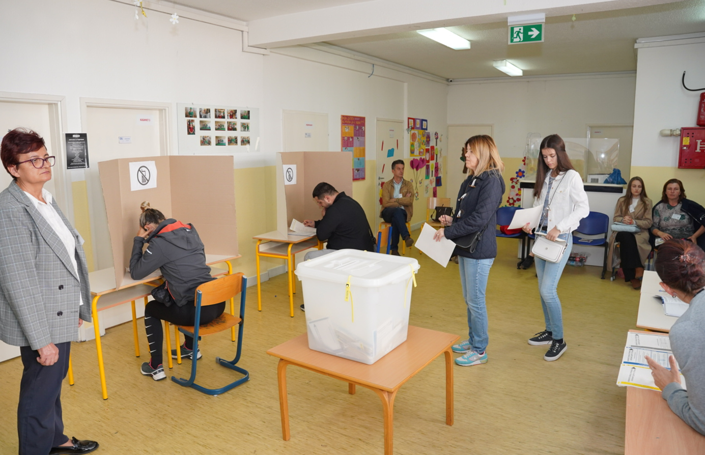 APSURD Dok CIK broji glasove, ishod izbora objavljuju političke stranke