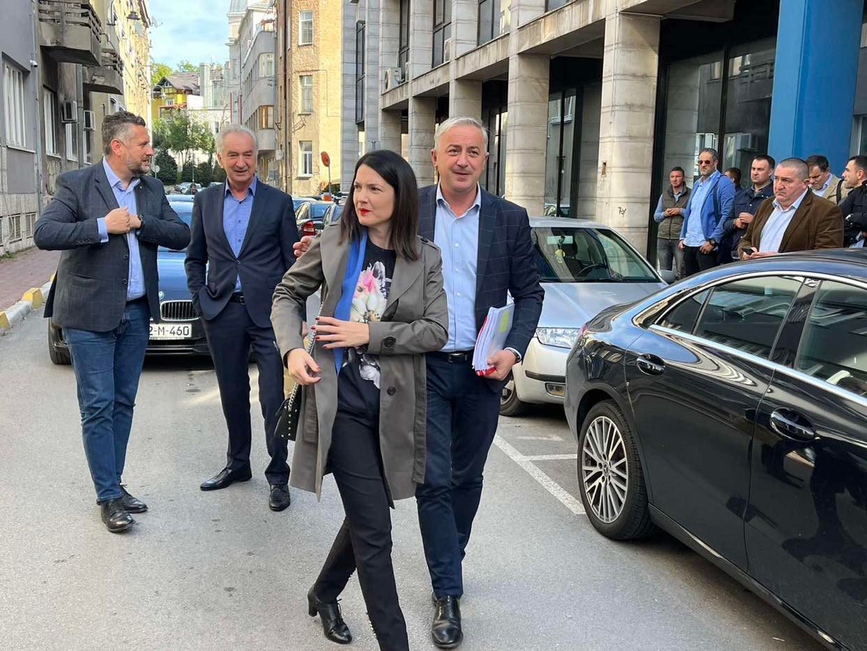 “ZAR SMO IDIOTI” Opozicija ispred CIK-a, žestoke optužbe na račun Arnautovića