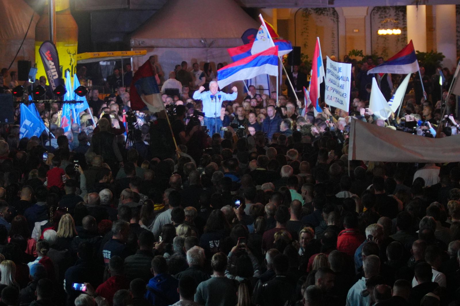 Trg Krajine prepun ljudi, prisutnima se obraćaju opozicionari (FOTO)