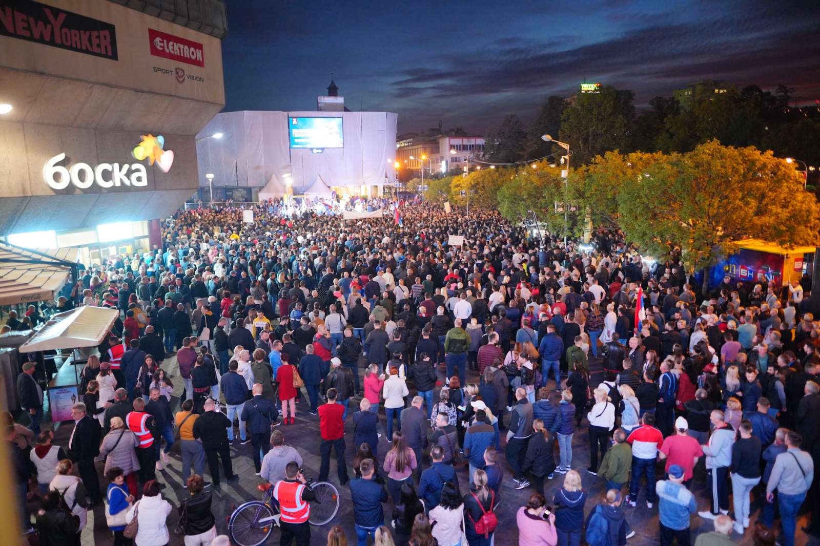 Trg Krajine u Banjaluci bio krcat, MUP tvrdi da se okupilo 2.500 ljudi na protestu (FOTO, VIDEO)