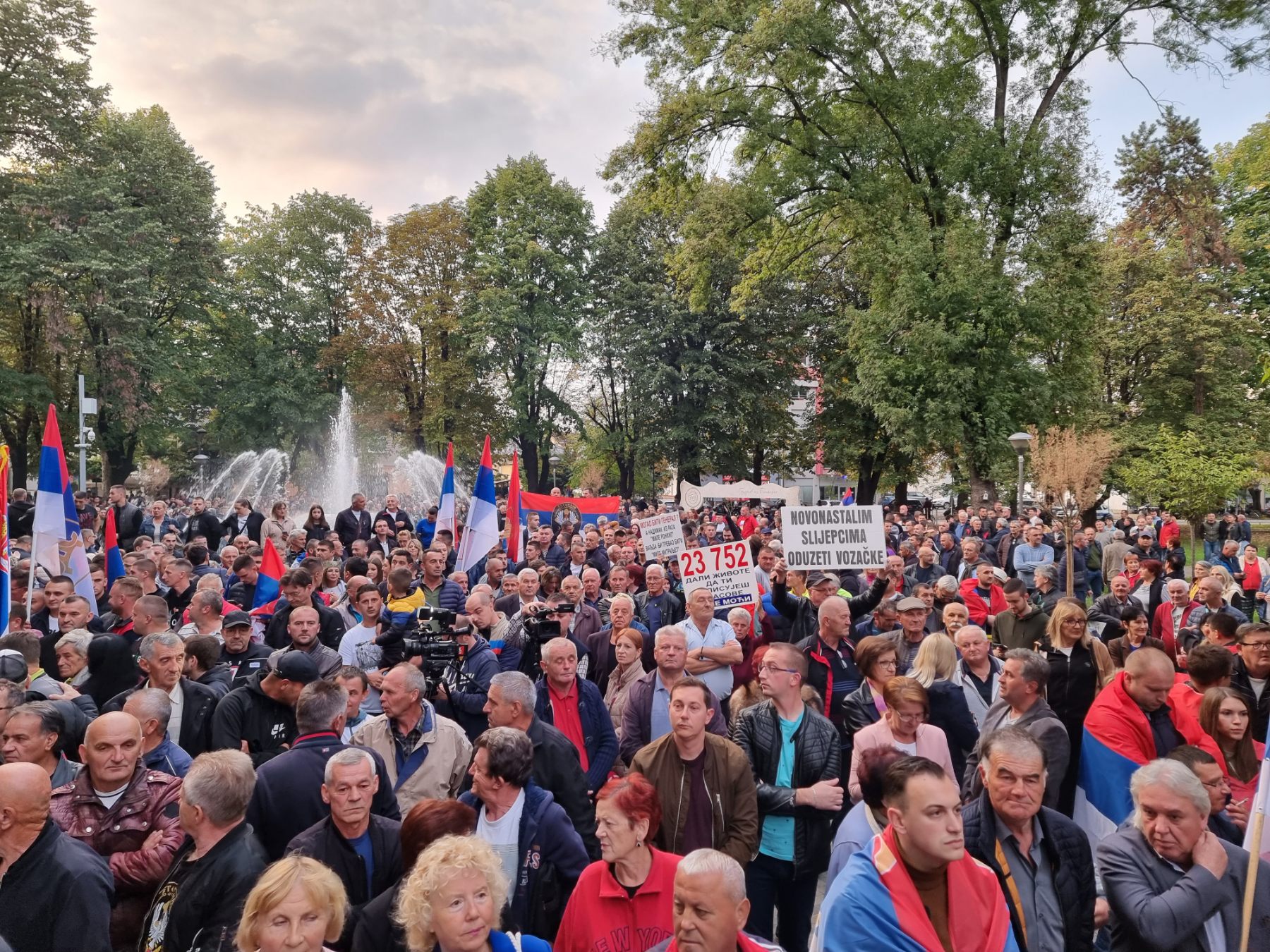 PROTEST U BANJALUCI Počelo okupljanje građana u parku Mladen Stojanović (FOTO)