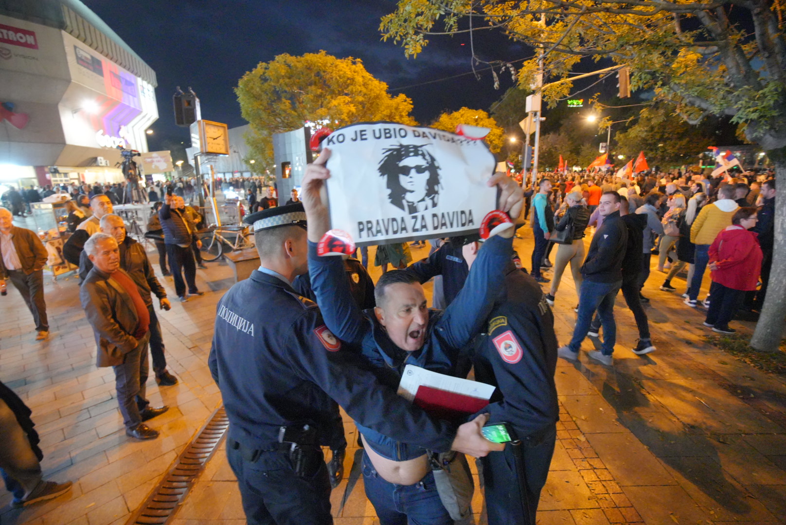 “KO JE UBIO DAVIDA?” Policija opkolila Davora Dragičevića na Trgu Krajine (FOTO)
