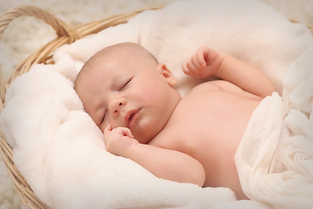 RODITELJI OGORČENI NA PEDIJATARE Bebe rođene na UKC zakazuju na preglede kod privatnika i naplaćuju