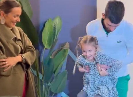Novaka sa kćerkicom: Nasmijana Tara završila u tatinom trofeju (VIDEO)