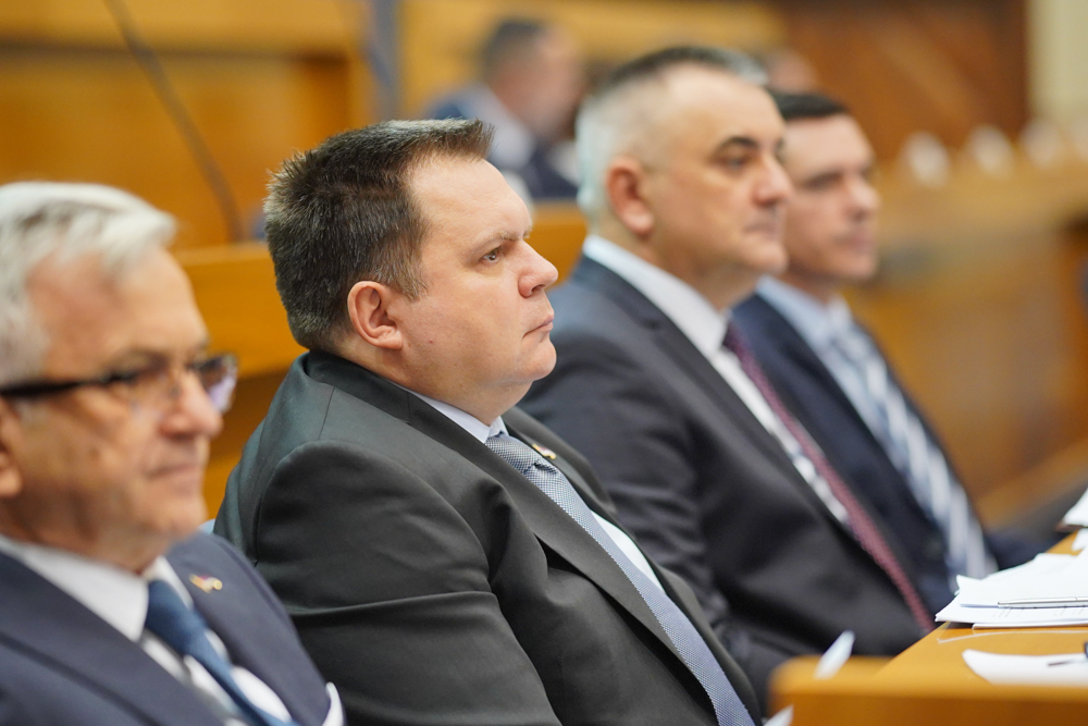URNEBESNO Vukanović zamolio za mir dok ministar Budimir SPAVA U SKUPŠTINSKOJ SALI