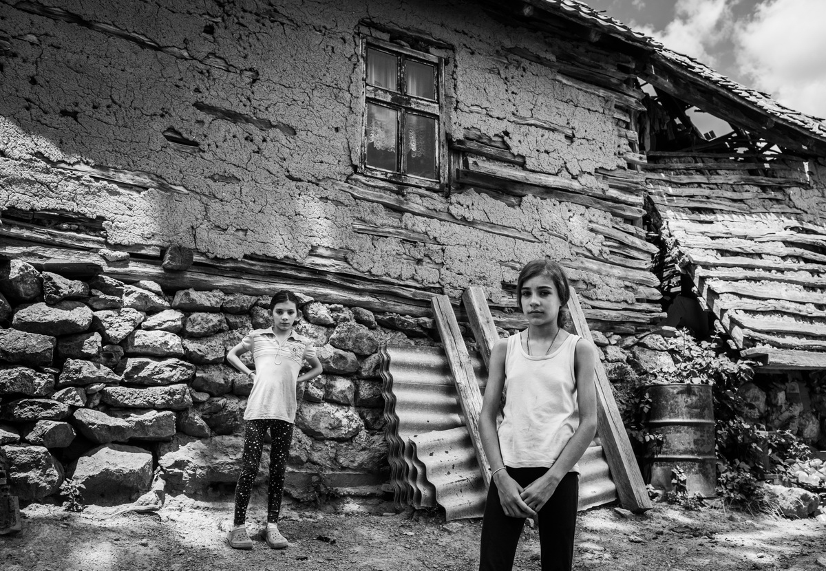 ŽIVE U STAROJ KUĆI OD BLATA Humanitarna akcija za porodicu Rašković sa troje djece (FOTO)