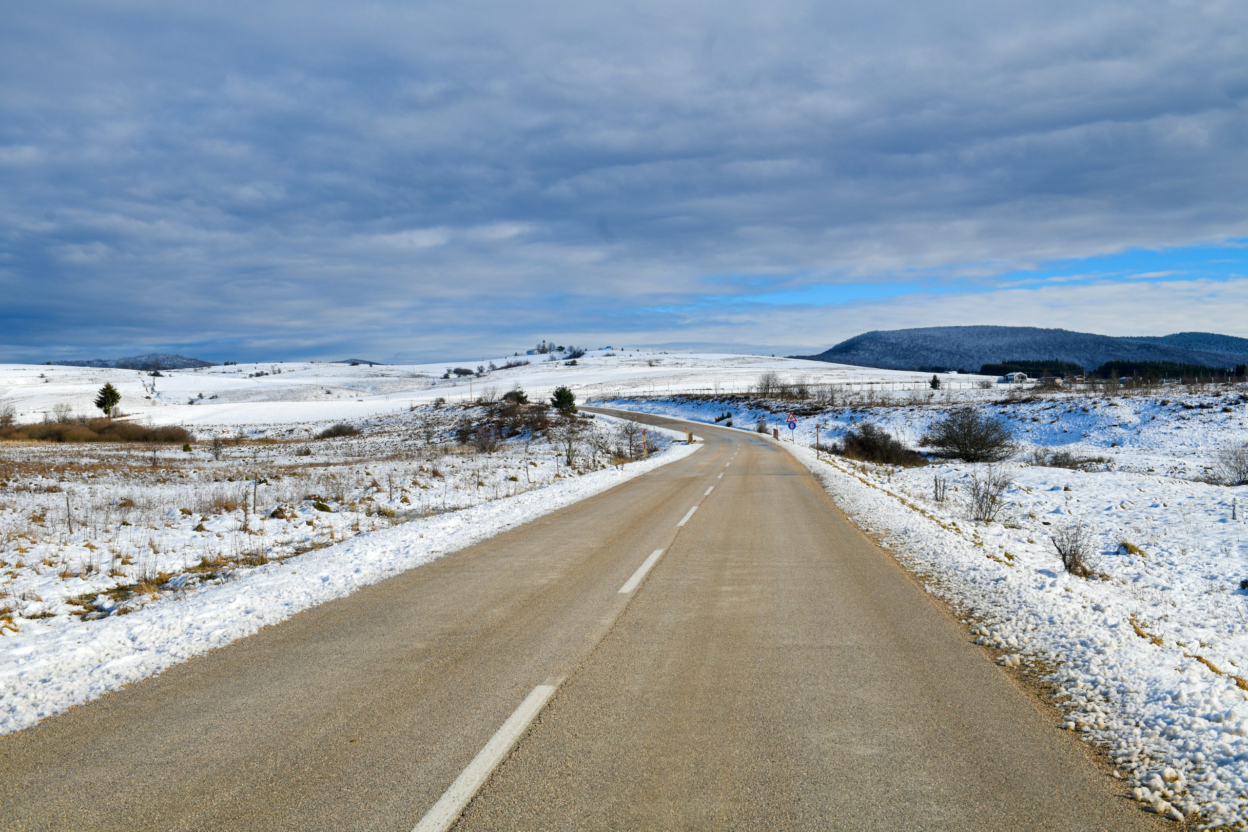 Oprezno na ovim pravcima: Poledica i ugaženi snijeg na putevima
