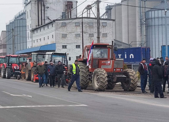 IZVEZLI TRAKTORE Poljoprivrednici u Kozarskoj Dubici izašli na ulice