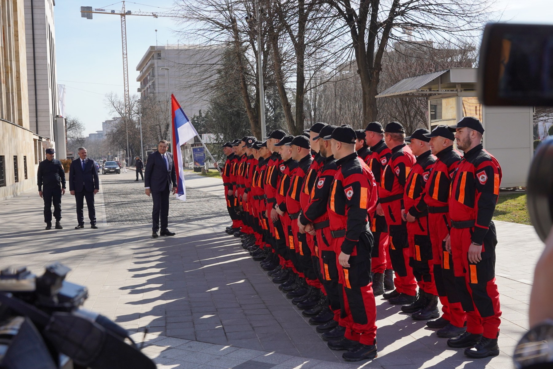 “POMOZ BOG JUNACI” Dodik ispred Palate Republike pozdravio spasioce iz Srpske (FOTO)