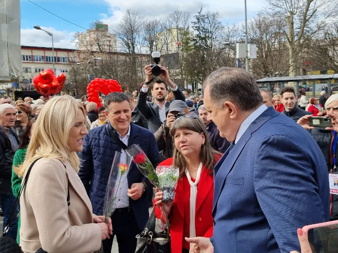 Dodik, Cvijanovićeva i Đajić dijelili cvijeće na Trgu Krajine (FOTO)