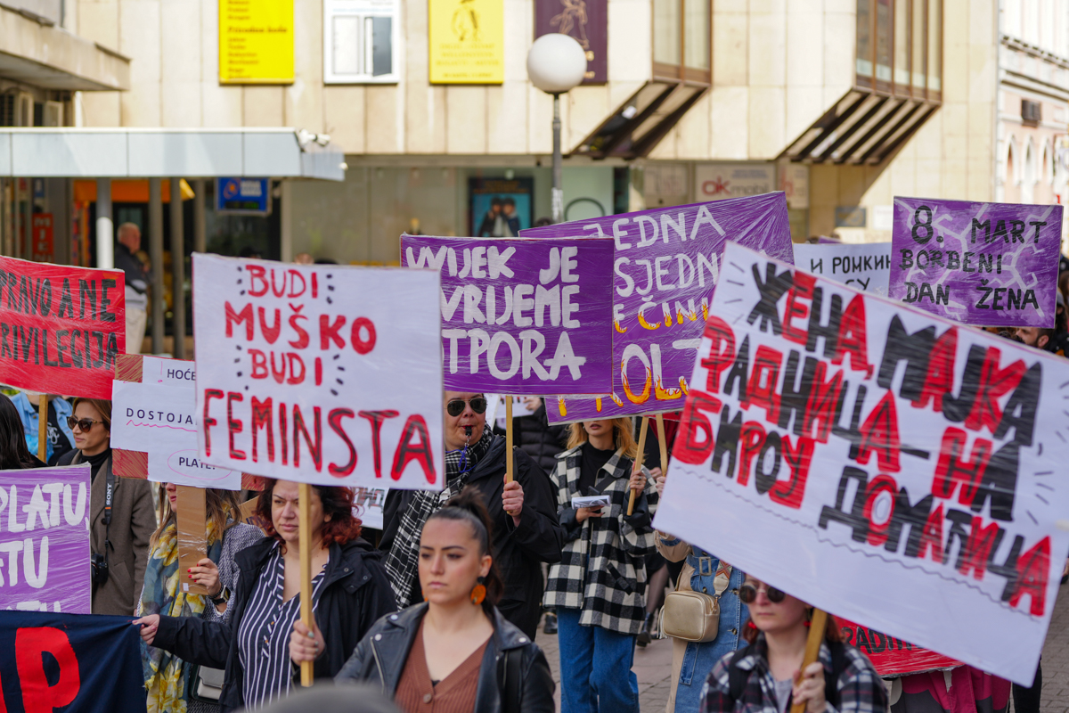 Žene poslale snažne poruke sa Osmomartovskog marša u Banjaluci (FOTO)