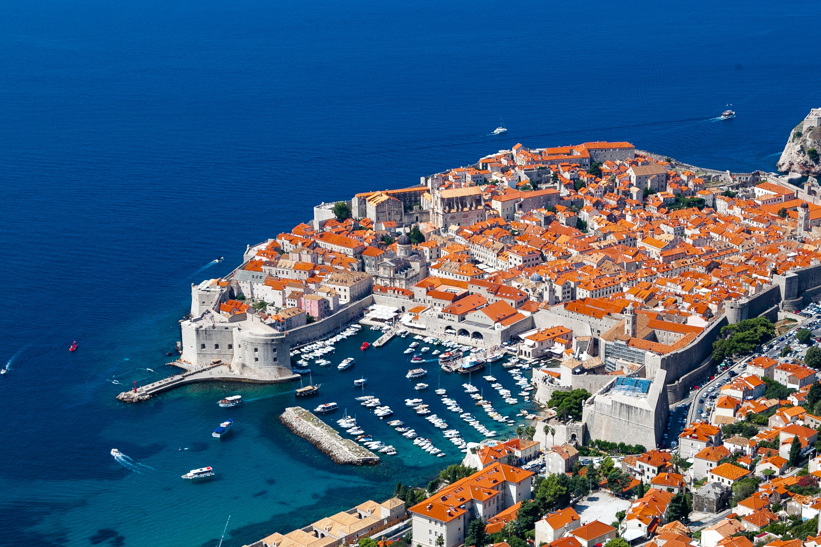 Dubrovnik zabranio vući kofere, turisti će ih morati nositi u rukama